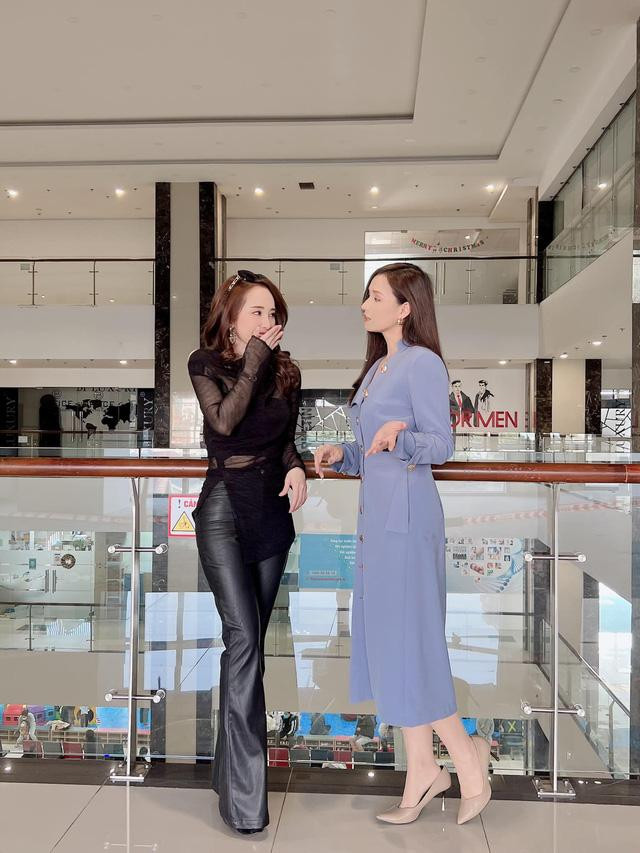 Phong cách đối lập của người phụ nữ đã có gia đình và cô bạn thân cá tính, ngổ ngáo.