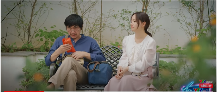 Vân Khánh bất ngờ vì bố chồng âm thầm đưa cho mình một khoản tiền. Vân Khánh bất ngờ vì bố chồng âm thầm đưa cho mình một khoản tiền.