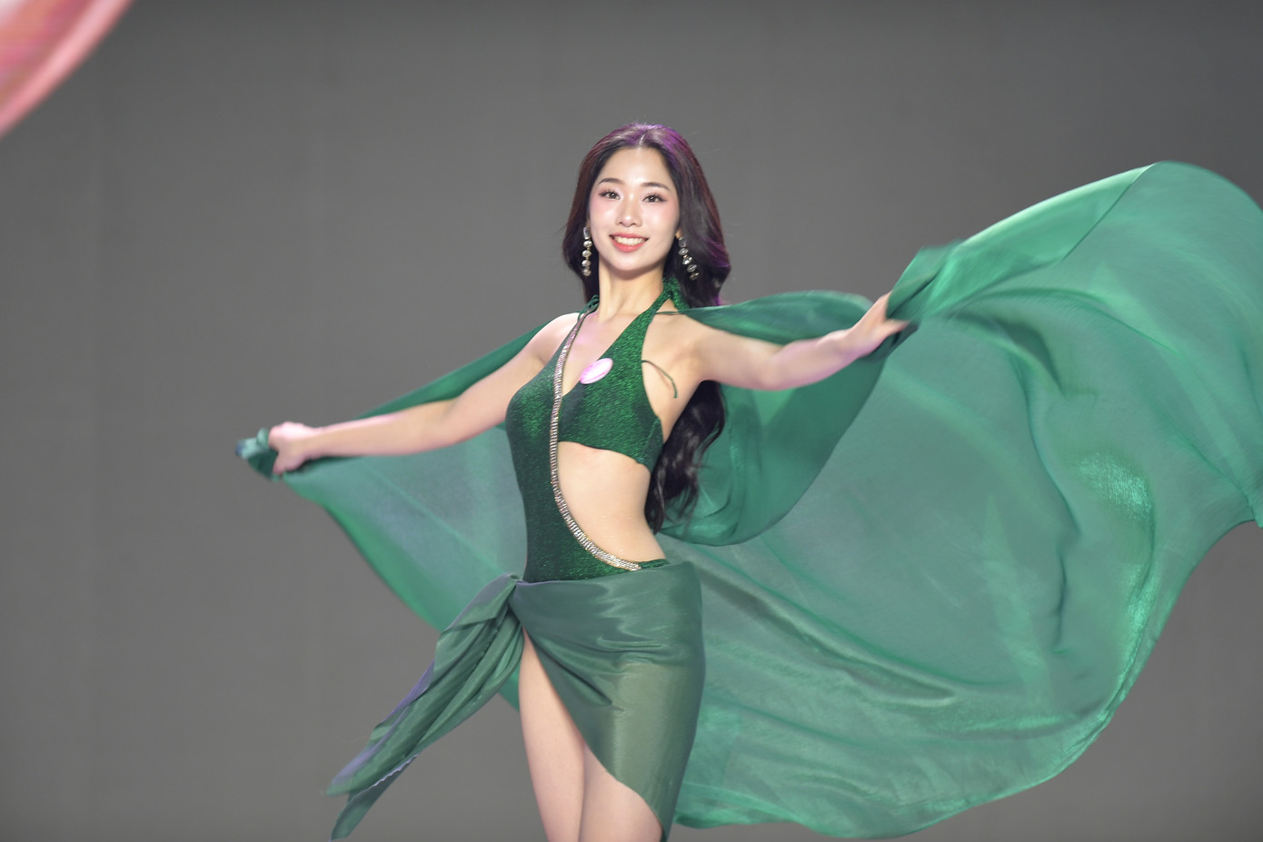 Thí sinh cho thấy sự mới mẻ trong phần đồng diễn áo dài, bikini. Thí sinh cho thấy sự mới mẻ trong phần đồng diễn áo dài, bikini.