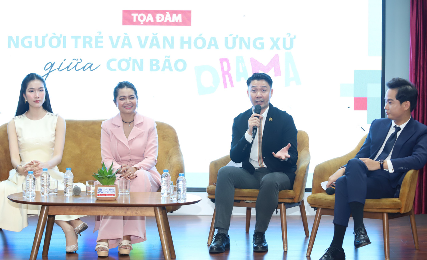 Các diễn giả phân tích góc độ drama thu hút tất cả mọi người. Não bộ luôn hứng thú với tất cả điều mới. Trong tâm lý học, “hóng drama” là nhóm rối loạn nhân cách. Nếu không có drama để “hóng”, thì những người này sẽ tự tạo lùm xùm, dẫn đến có rối loạn về hành vi.