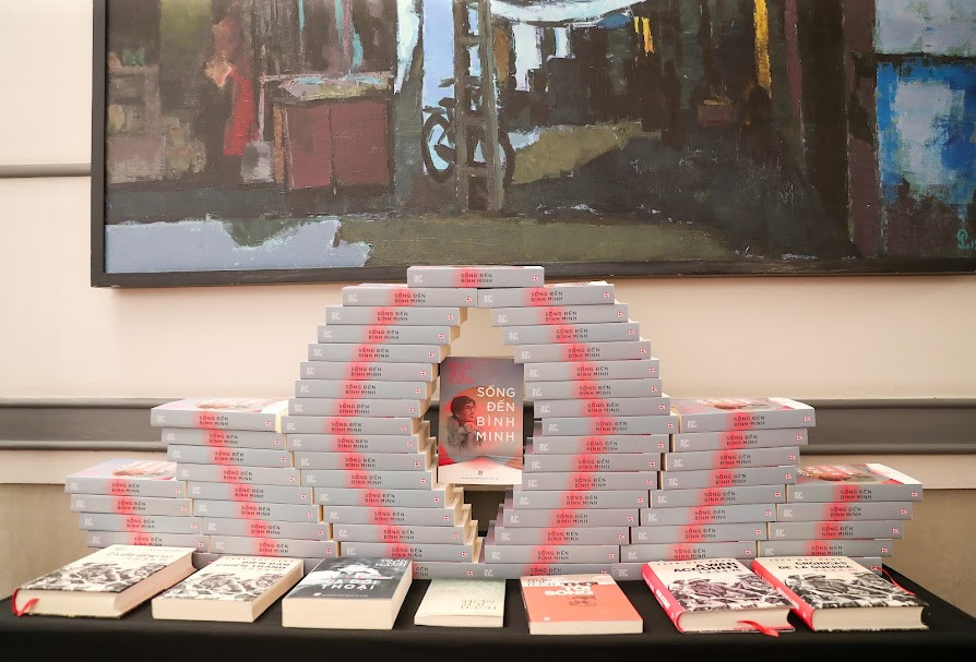 Tự truyện của nhà văn Trần Mai Hạnh dài gần 700 trang, gồm bảy phần.