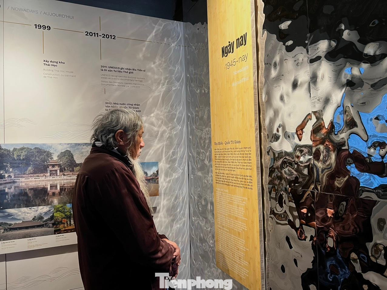 Không gian trưng bày Quốc Tử Giám - Trường Quốc học đầu tiên được sắp xếp theo tiến trình lịch sử với khởi đầu là thời Lý, phát triển dưới thời Trần - Hồ, đỉnh cao là thời Lê - Mạc - Lê trung hưng, biến đổi dưới thời Nguyễn, hồi sinh ở thời đương đại. Gắn với mỗi giai đoạn phát triển, Quốc Tử Giám lại ghi dấu ấn bởi các danh nhân văn hóa hay sự kiện tiêu biểu tại ngôi trường. Ảnh: NGỌC ÁNH.