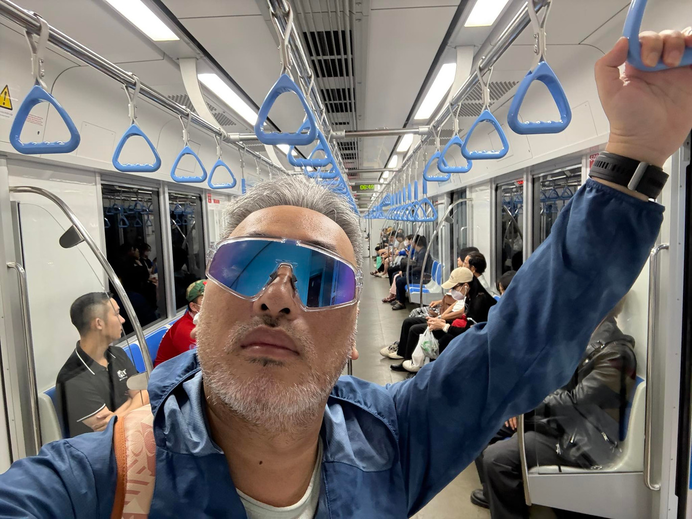 Đạo diễn Nguyễn Quang Dũng chia sẻ trải nghiệm di chuyển bằng tàu điện trong ngày Quốc tế lao động. Anh viết: "Từ ngày có tàu điện. Đi bộ ra ga tầm 1-1,5 km. Ga Ba Son, Tân Cảng, Văn Thánh tuỳ chọn theo cảm hứng... Thấy thật thú vị. Hôm nay 1/5 tàu điện miễn phí. Cuộc đời vẫn đẹp sao, Việt Nam thì mãi luôn đẹp!".