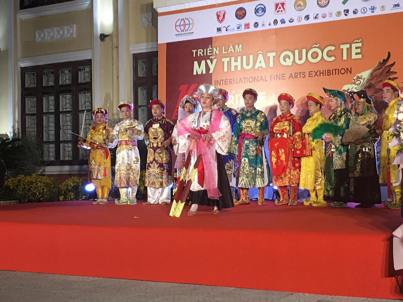 Việc mang di sản ra khỏi không gian thiêng để biểu diễn bị nhiều người phản đối.