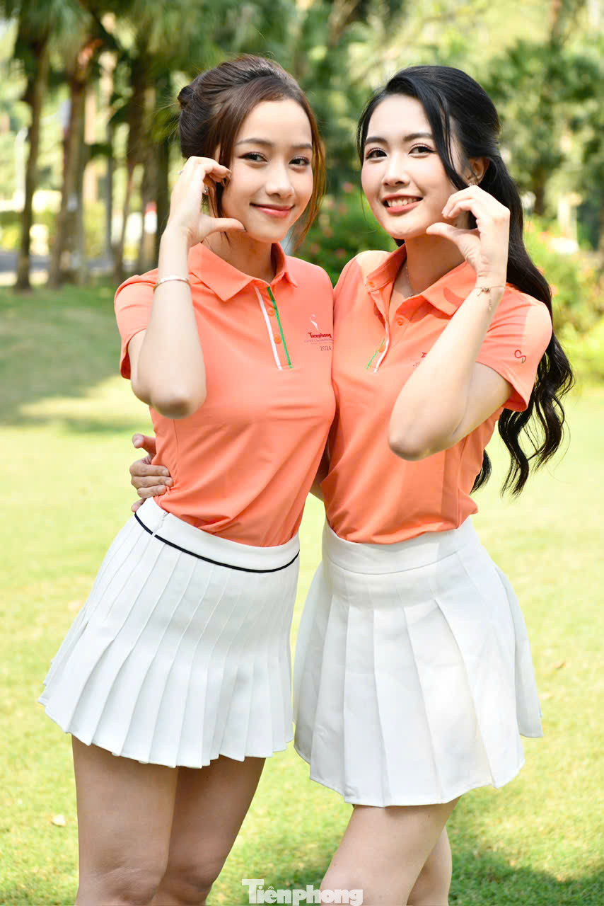 Hai gương mặt nổi bật của cuộc thi Hoa hậu Việt Nam 2022 - Người đẹp Nhân ái Nguyễn Ngọc Mai và Người đẹp Truyền thông Nguyễn Thị Thanh Tâm - thả dáng trên sân golf.