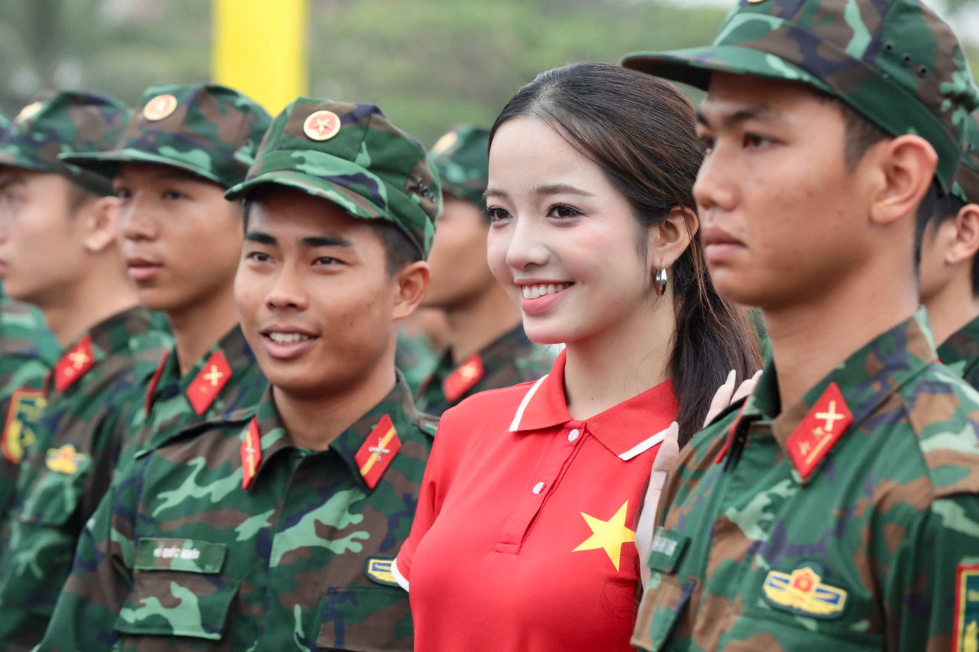 Thí sinh Võ Thị Thanh Bình có mặt tại đôi bờ Hiền Lương - Bến Hải từ rất sớm để tham gia Lễ Thượng cờ. Cô là thí sinh đến từ Quảng Trị. "Khi trở về quê hương, tôi cảm nhận sự gần gũi. Lễ Thượng cờ khiến tôi rất xúc động", Thanh Bình nói.