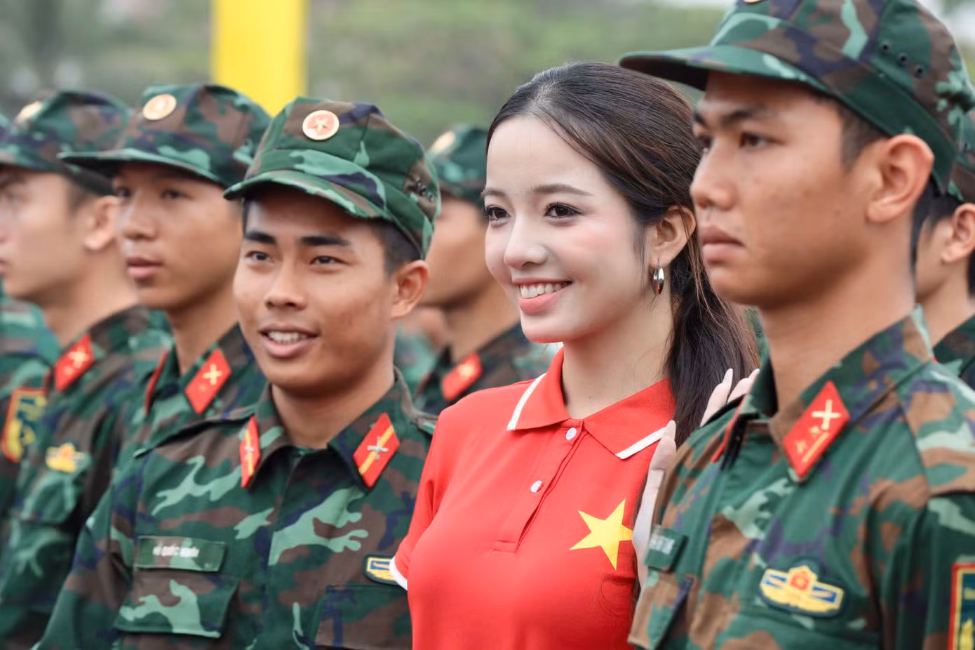 Thí sinh Võ Thị Thanh Bình có mặt tại đôi bờ Hiền Lương - Bến Hải từ rất sớm để tham gia Lễ Thượng cờ. Cô là thí sinh đến từ Quảng Trị. "Khi trở về quê hương, tôi cảm nhận sự gần gũi. Lễ Thượng cờ khiến tôi rất xúc động", Thanh Bình nói.