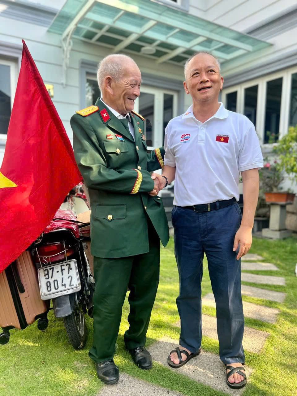 Cựu chiến binh Trần Văn Thanh được ông Phan Đình Tuệ - Chủ tịch Hội Doanh nghiệp Nghệ Tĩnh tại TPHCM - hỗ trợ chỗ ở, sắp xếp chuyến tham quan các địa điểm, danh thắng của thành phố.