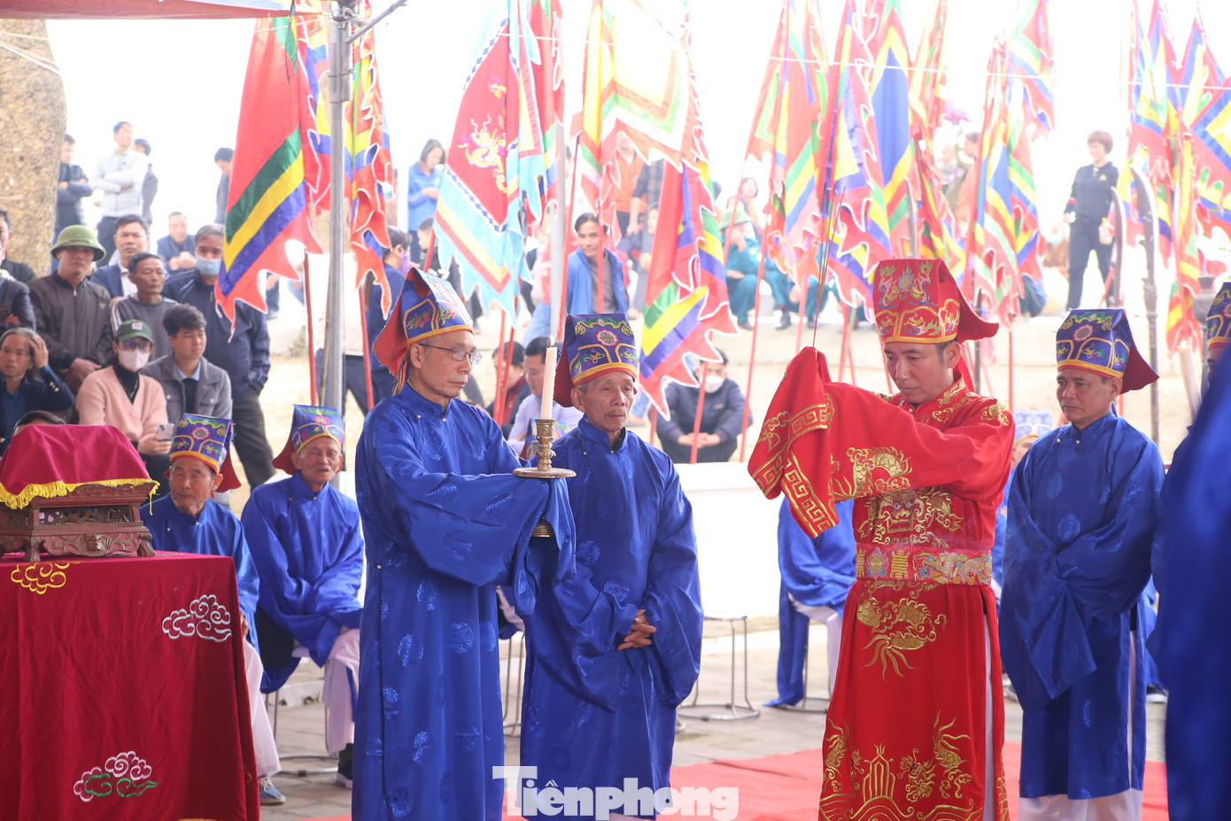 Sau lễ rước kiệu là phần tế lễ tại đền Hiền Quan. Tham gia tế lễ có ông tiên chỉ và các bậc bô lão. Ảnh: GIA LINH.