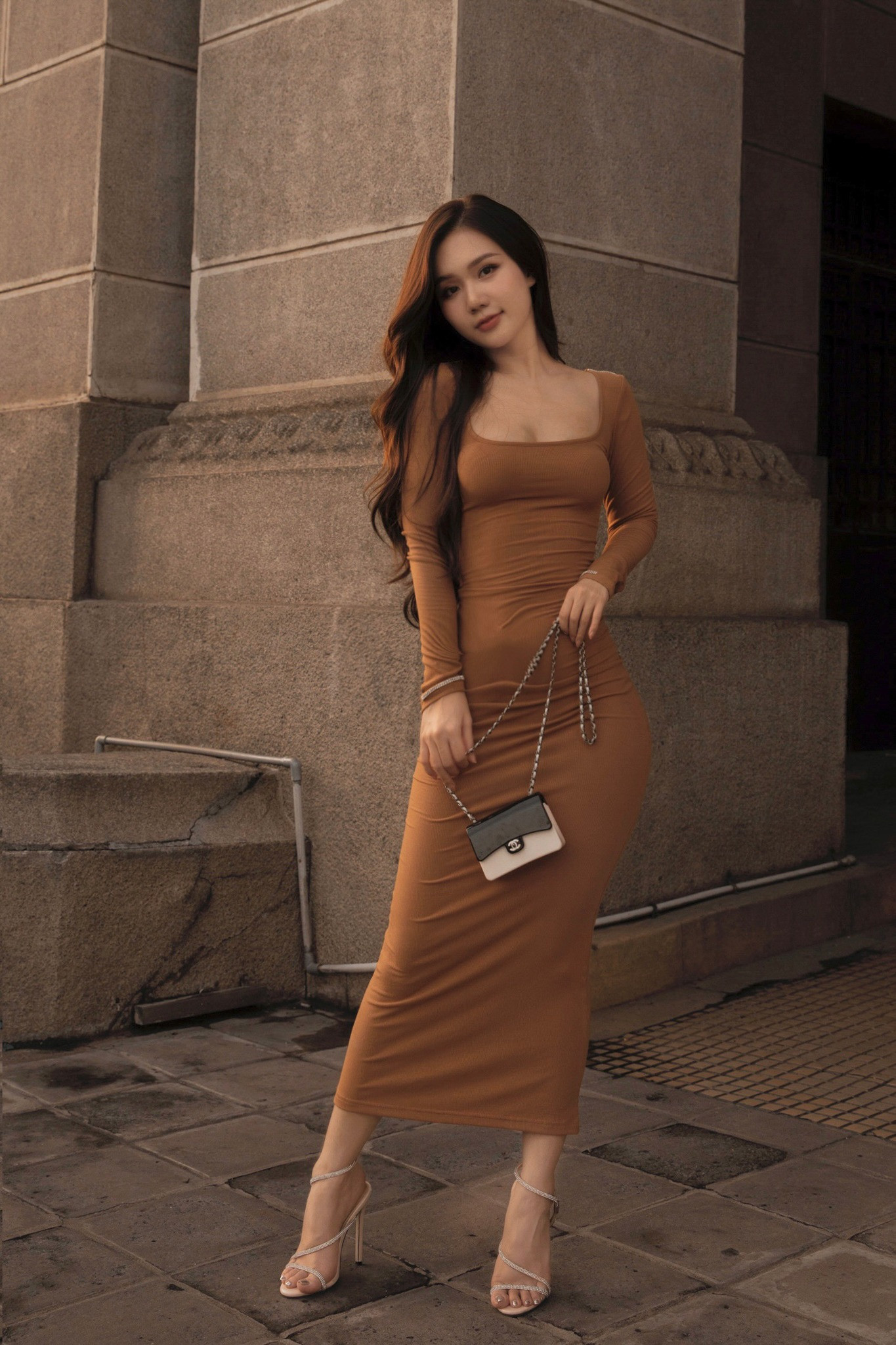 Xuất phát điểm là người mẫu ảnh, ngoài đời nữ diễn viên sinh năm 1995 theo đuổi phong cách gợi cảm, khéo chọn trang phục tôn dáng. Xuất phát điểm là người mẫu ảnh, ngoài đời nữ diễn viên sinh năm 1995 theo đuổi phong cách gợi cảm, khéo chọn trang phục tôn dáng.