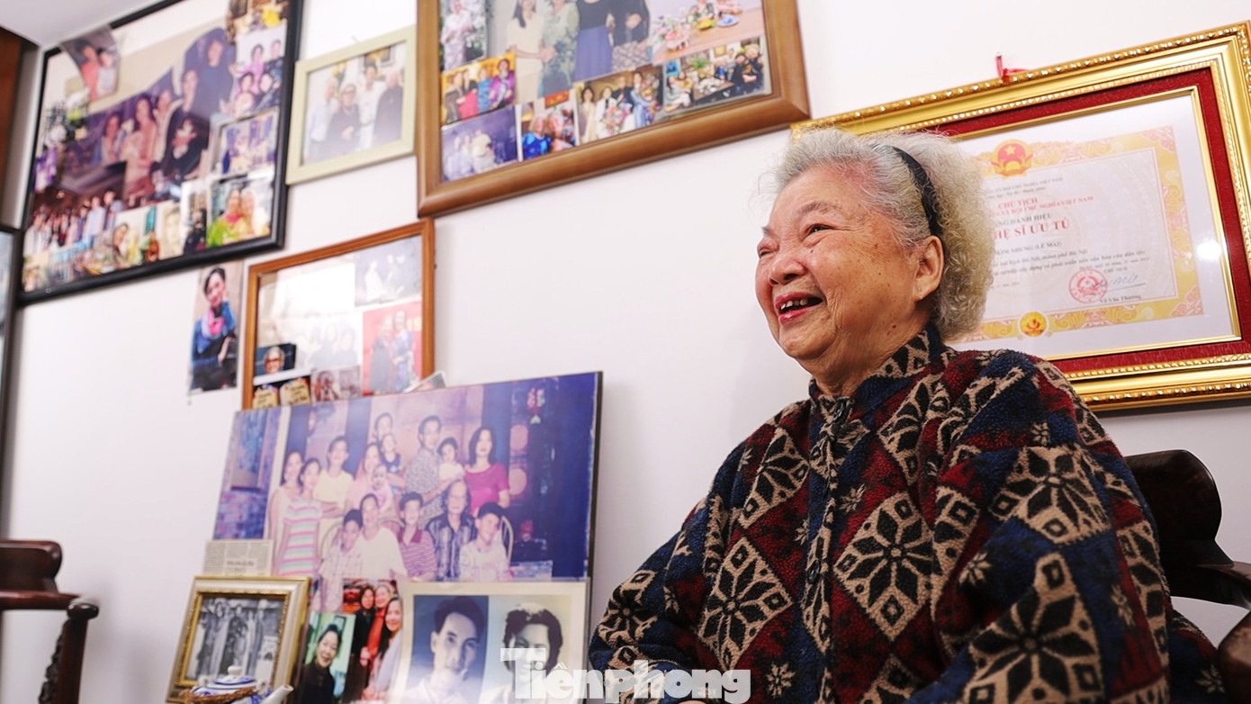 NSƯT Lê Mai tham gia nhiều vở kịch như Những người ở lại, Cái máy chém, Lam Sơn tụ nghĩa… Bà đóng cả phim điện ảnh như Hoa đắng, Hoàng hôn dang dở, Chập cheng... cùng một số phim truyền hình. NSƯT Lê Mai chia sẻ bộ phim mà bà tâm đắc nhất trong sự nghiệp là Bà nội không ăn pizza, phát sóng năm 2010.