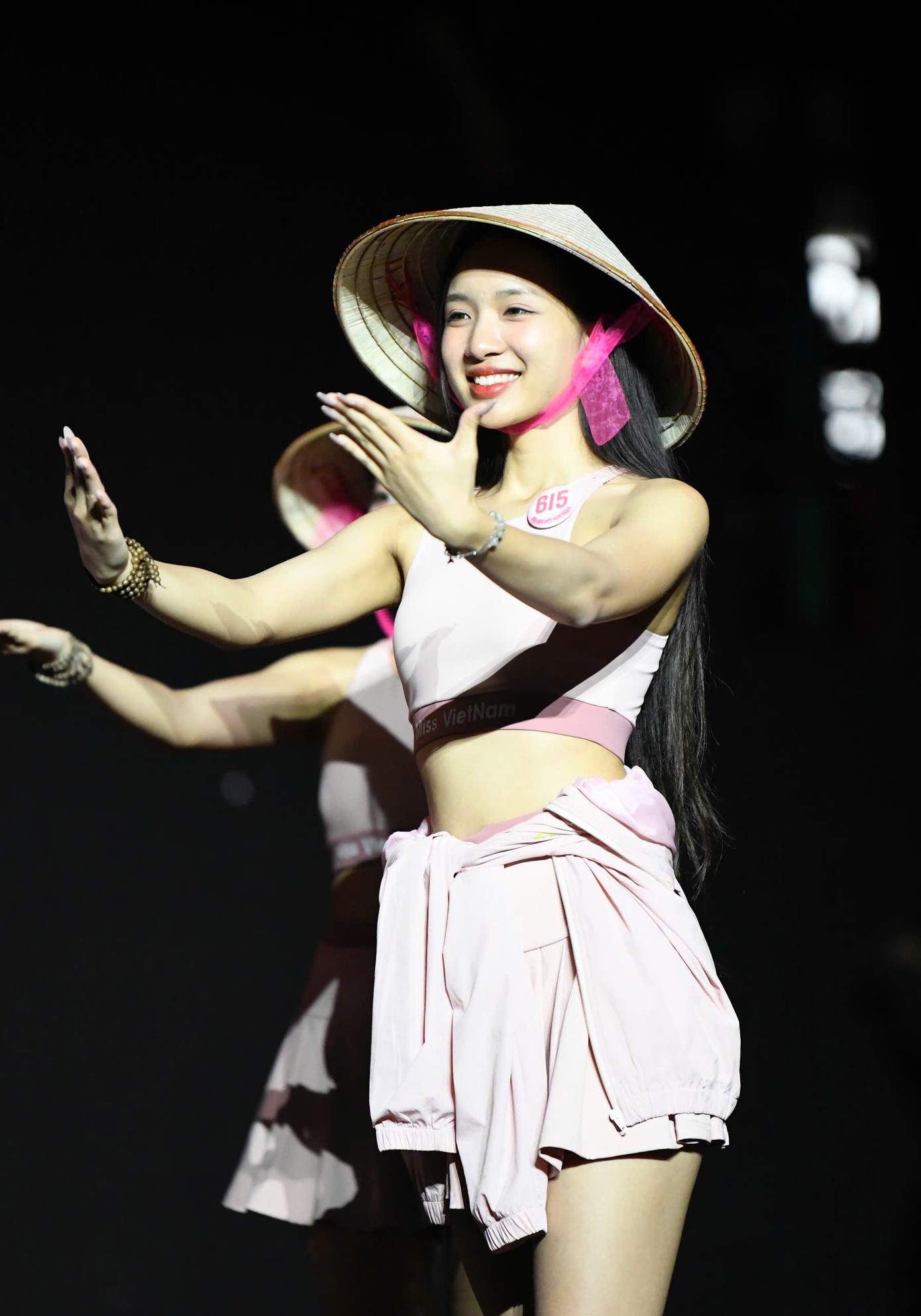 Việc sử dụng đạo cụ là nón lá cũng là thách thức với thí sinh. Các cô gái vừa phải kiểm soát hình thể, vừa di chuyển linh hoạt với đạo cụ. Cũng trong ngày 17/4, 41 thí sinh thử trang phục trình diễn trên sân khấu gồm áo dài, bikini, váy dạ hội.