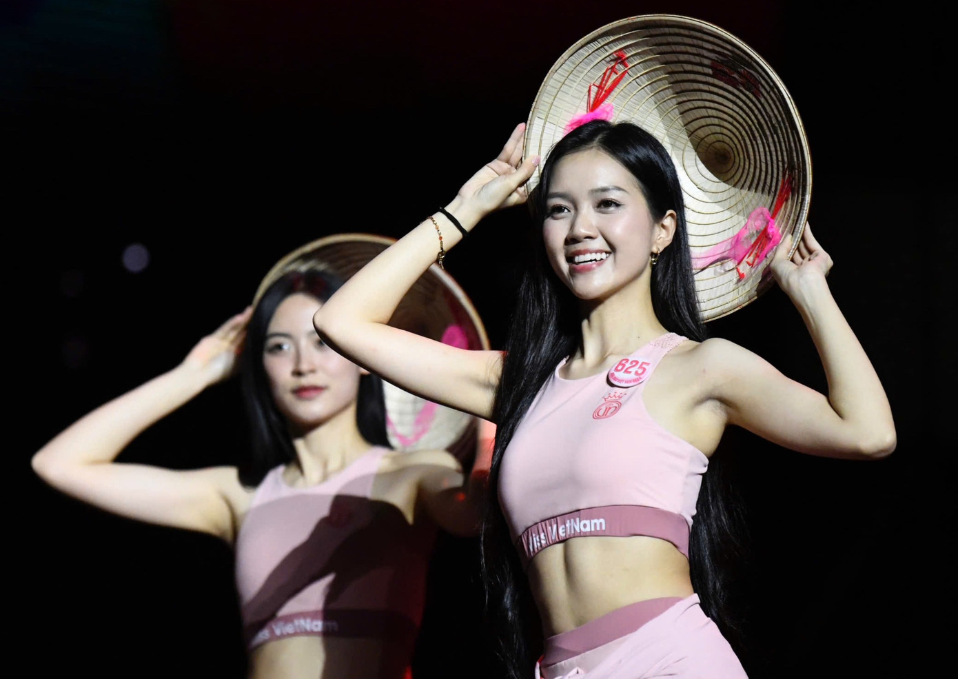 Chiều 17/4, các cô gái có buổi tập đầu tiên trên sân khấu của Cung thể thao Quần Ngựa (Ba Đình, Hà Nội). Đây cũng là địa điểm tổ chức chung khảo toàn quốc.