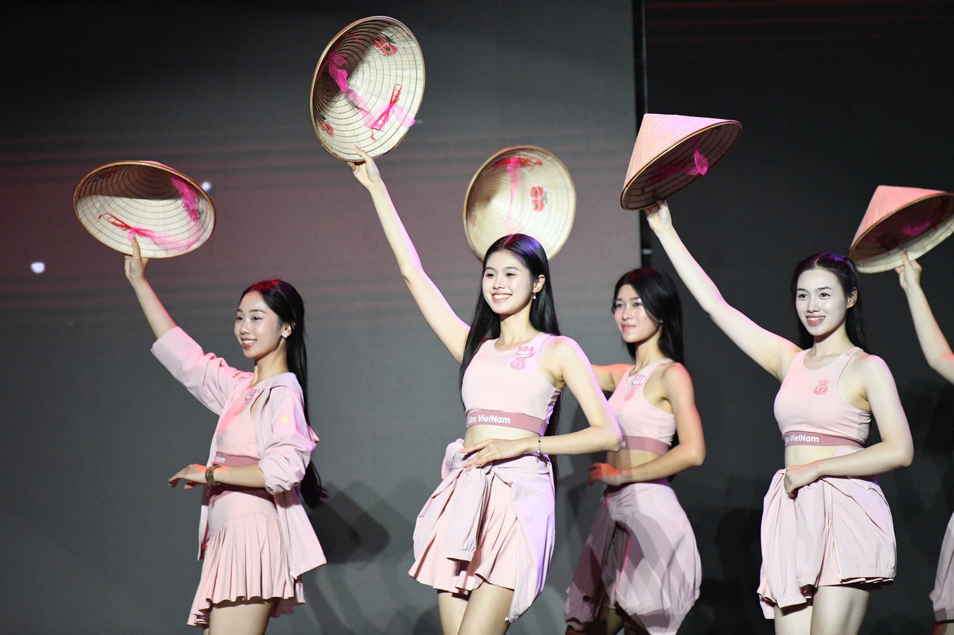 Buổi tập có sự quan sát của một số thành viên ban giám khảo và cố vấn.