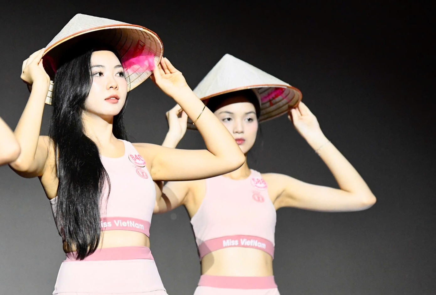 Tiết mục đồng diễn mở màn không chỉ yêu cầu sự đồng đều, tự tin. Thí sinh phải bắt nhịp tốt, hiểu được tinh thần của bài đồng diễn là khơi gợi niềm tự hào dân tộc.