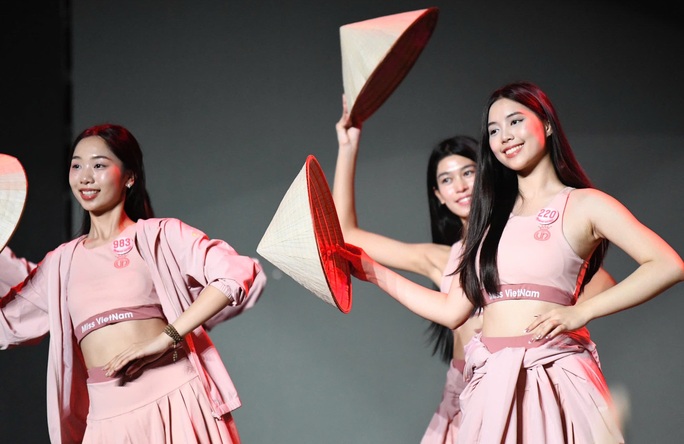 Trước ngày ráp sân khấu, các cô gái có nhiều buổi ôn luyện với biên đạo. Biên đạo Võ Hồng Ngọc (Env) nhận xét các thí sinh Hoa hậu Việt Nam cảm nhạc tốt, có tố chất về vũ đạo.