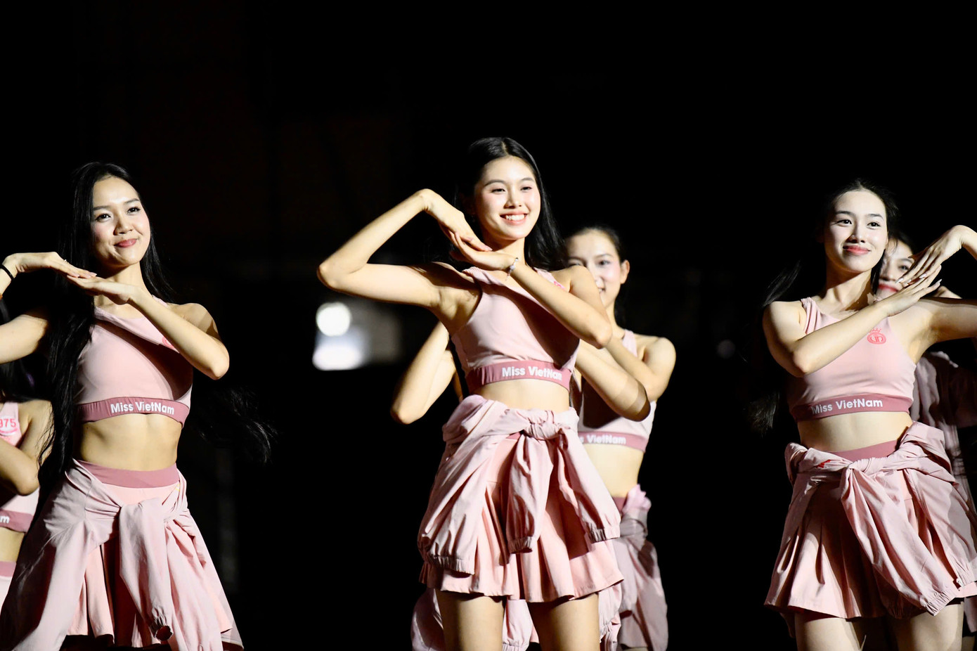 Đêm chung khảo toàn quốc Hoa hậu Việt Nam 2024 tới gần, 41 thí sinh luyện tập hăng say để có màn thể hiện ấn tượng trên sân khấu.