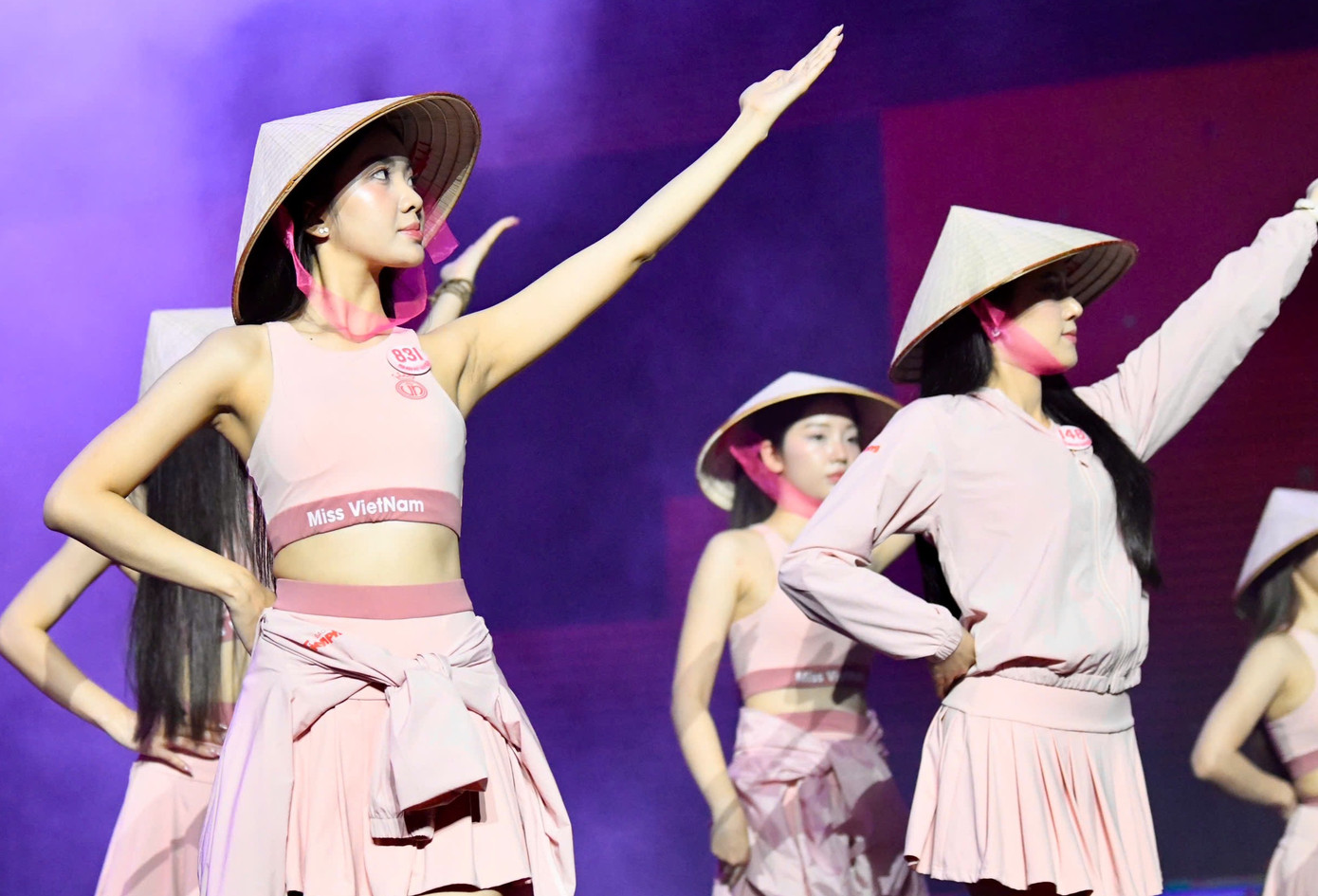 Các thí sinh tập bài đồng diễn mở màn với nón lá.