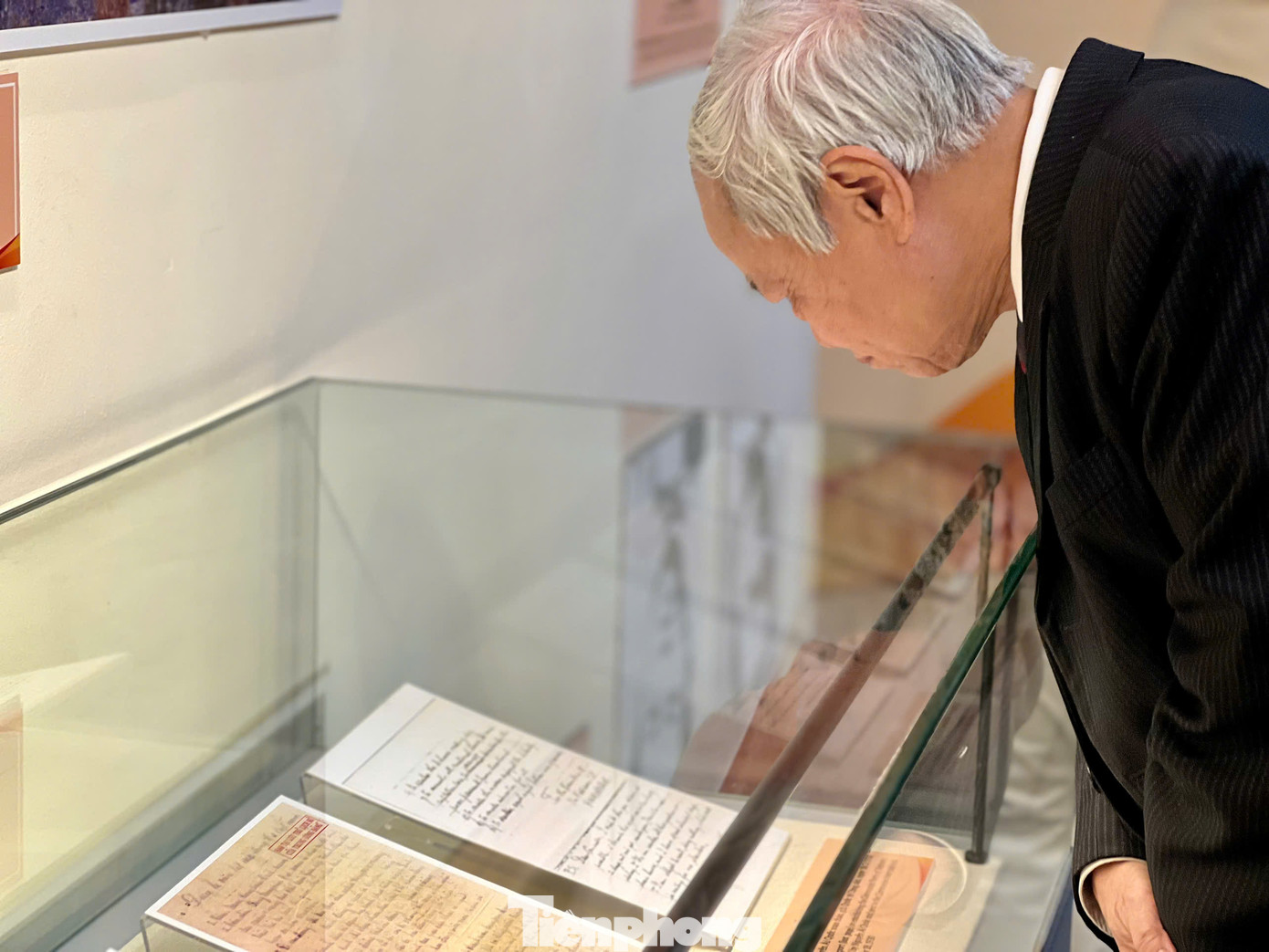 Trưng bày thu hút sự quan tâm của công chúng. Ảnh: Ngọc Ánh. Trưng bày thu hút sự quan tâm của công chúng. Ảnh: Ngọc Ánh.