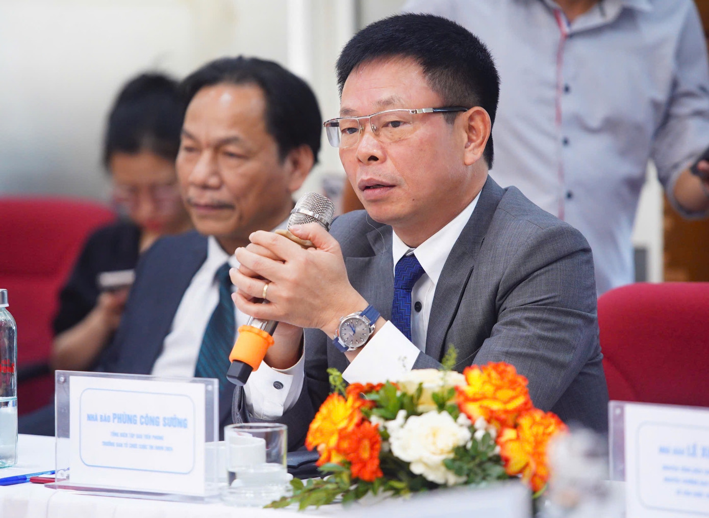 Trong khuôn khổ buổi giao lưu của 41 thí sinh Hoa hậu Việt Nam 2024 tại báo Tiền Phong, nhiều thí sinh đặt câu hỏi cho Ban tổ chức cuộc thi. Nhà báo Phùng Công Sưởng - Tổng Biên tập báo Tiền Phong - Trưởng Ban tổ chức Hoa hậu Việt Nam 2024 - giải đáp thắc mắc của thí sinh xoay quanh những tiêu chí của cuộc thi, nhiệm kỳ của tân hoa hậu...