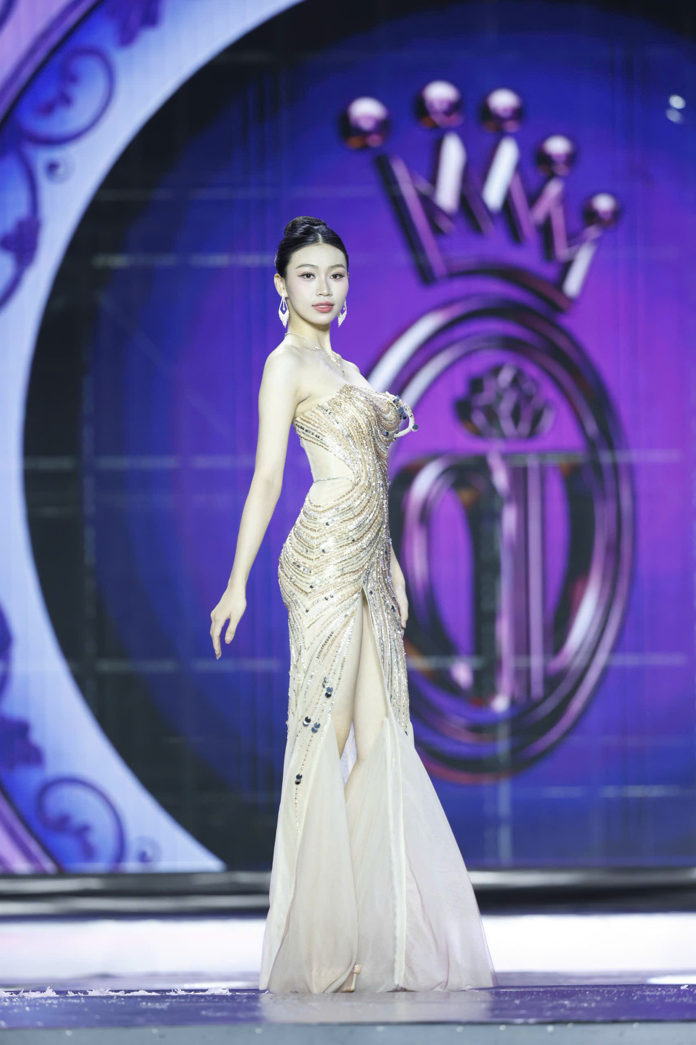 Trần Thị Huyền Cơ đến từ Nghệ An thuộc nhóm thí sinh có chiều cao nổi bật ở cuộc thi.