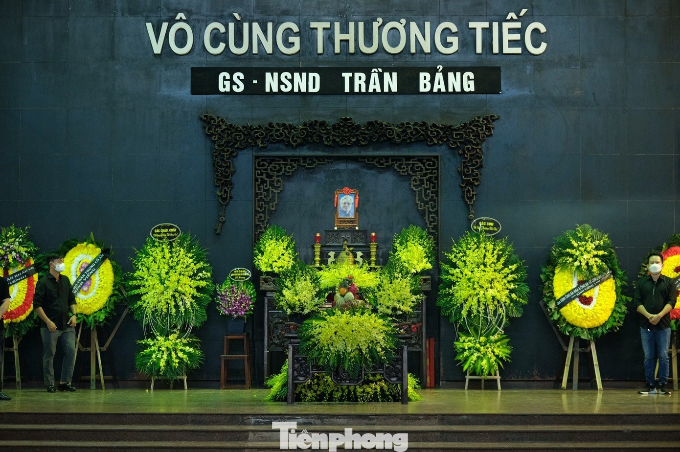 Lễ viếng GS. NSND Trần Bảng diễn ra lúc 13h30 ngày 24/7 tại Nhà tang lễ số 5 Trần Thánh Tông (Hà Nội). Lễ truy điệu và đưa tang vào hồi 15h đến 15h15 cùng ngày. NSND Trần Bảng qua đời sáng 19/7, sau thời gian nằm viện điều trị bệnh viêm phổi và chấn thương khớp. Lễ viếng GS. NSND Trần Bảng diễn ra lúc 13h30 ngày 24/7 tại Nhà tang lễ số 5 Trần Thánh Tông (Hà Nội). Lễ truy điệu và đưa tang vào hồi 15h đến 15h15 cùng ngày. NSND Trần Bảng qua đời sáng 19/7, sau thời gian nằm viện điều trị bệnh viêm phổi và chấn thương khớp.