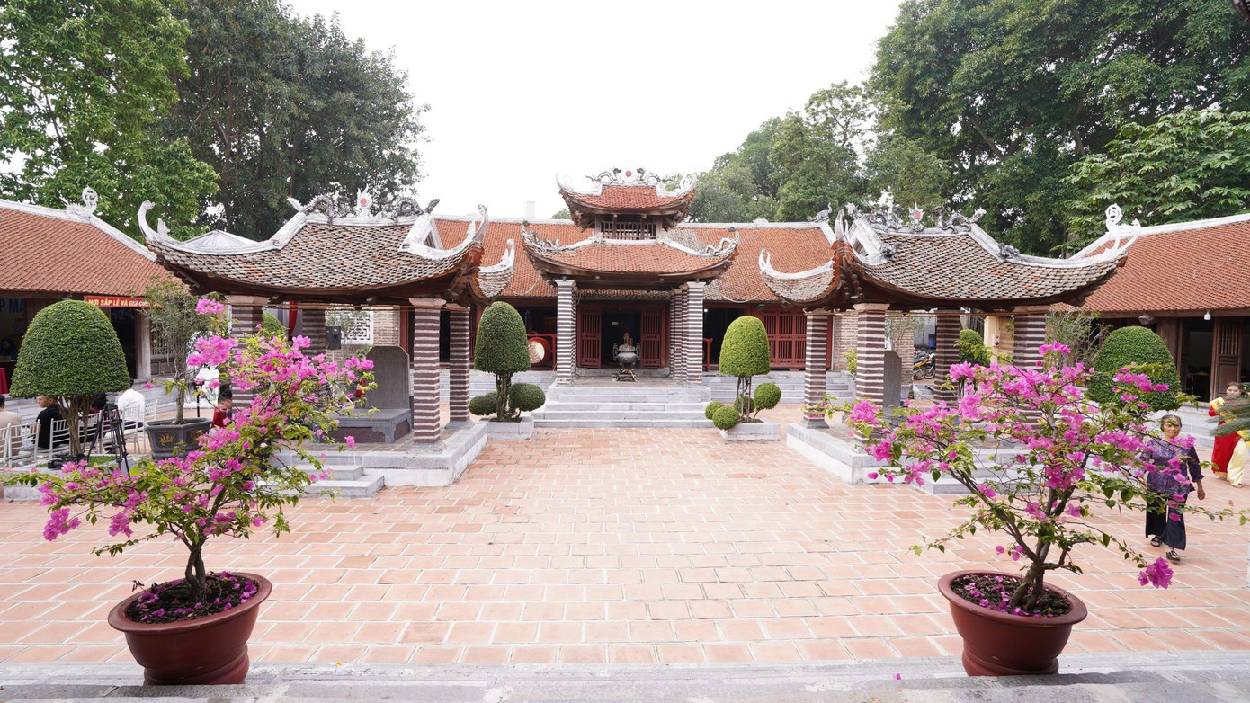 Đình Chèm được xây dựng theo lối kiến trúc nội công ngoại quốc, chắc chắn và công phu.