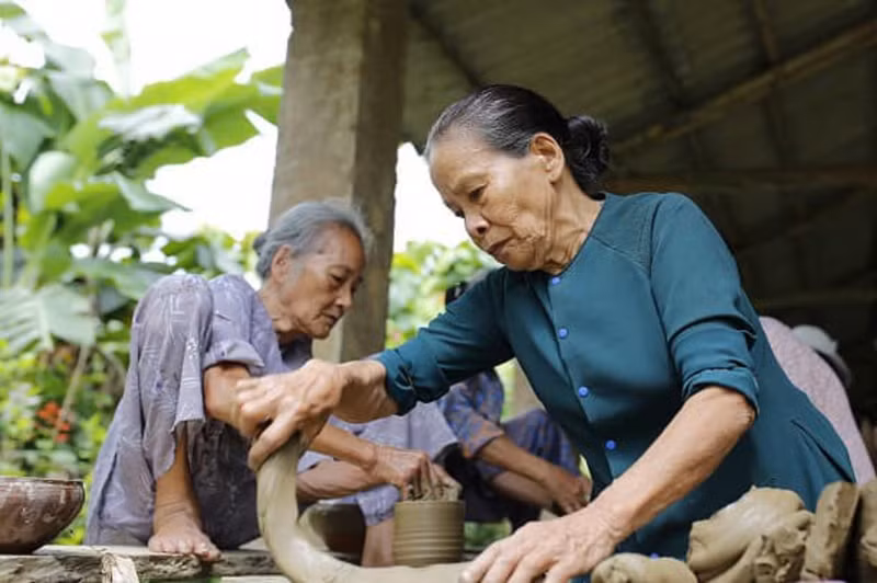Làng Phước Tích nổi tiếng khắp cả nước bởi nghề làm gốm.