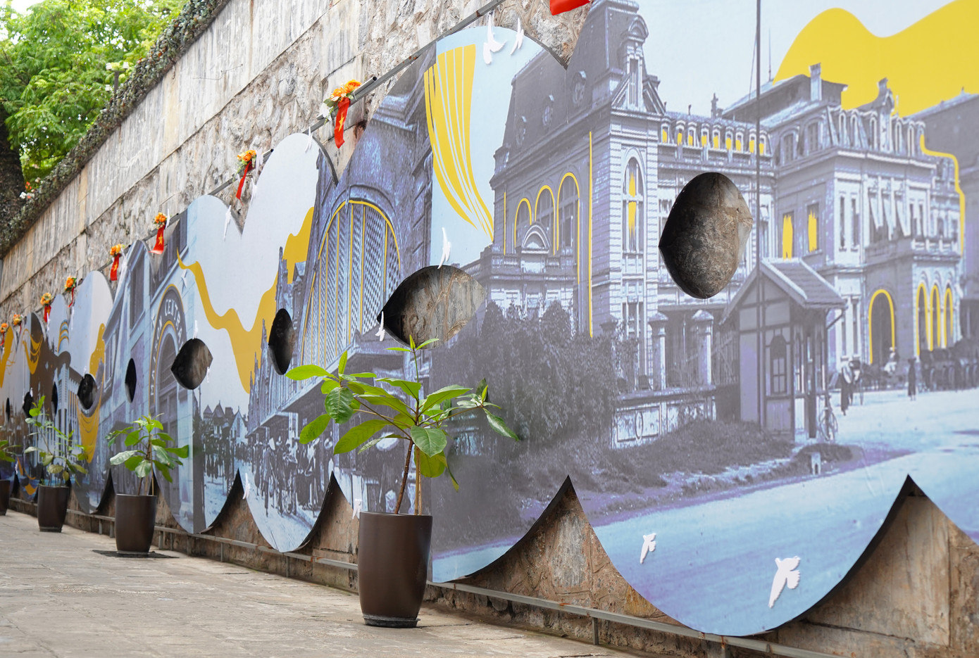 Thiết kế trưng bày chuyên đề Một thoáng di sản kết hợp hài hòa giữa hai gam màu chủ đạo là xanh và vàng. Màu xanh tượng trưng cho hiện tại, hy vọng, sáng tạo. Màu vàng biểu trưng cho quá khứ, lịch sử. Không gian trưng bày được thiết kế với các chi tiết uốn lượn mềm mại, tạo hình ảnh con đường di sản.