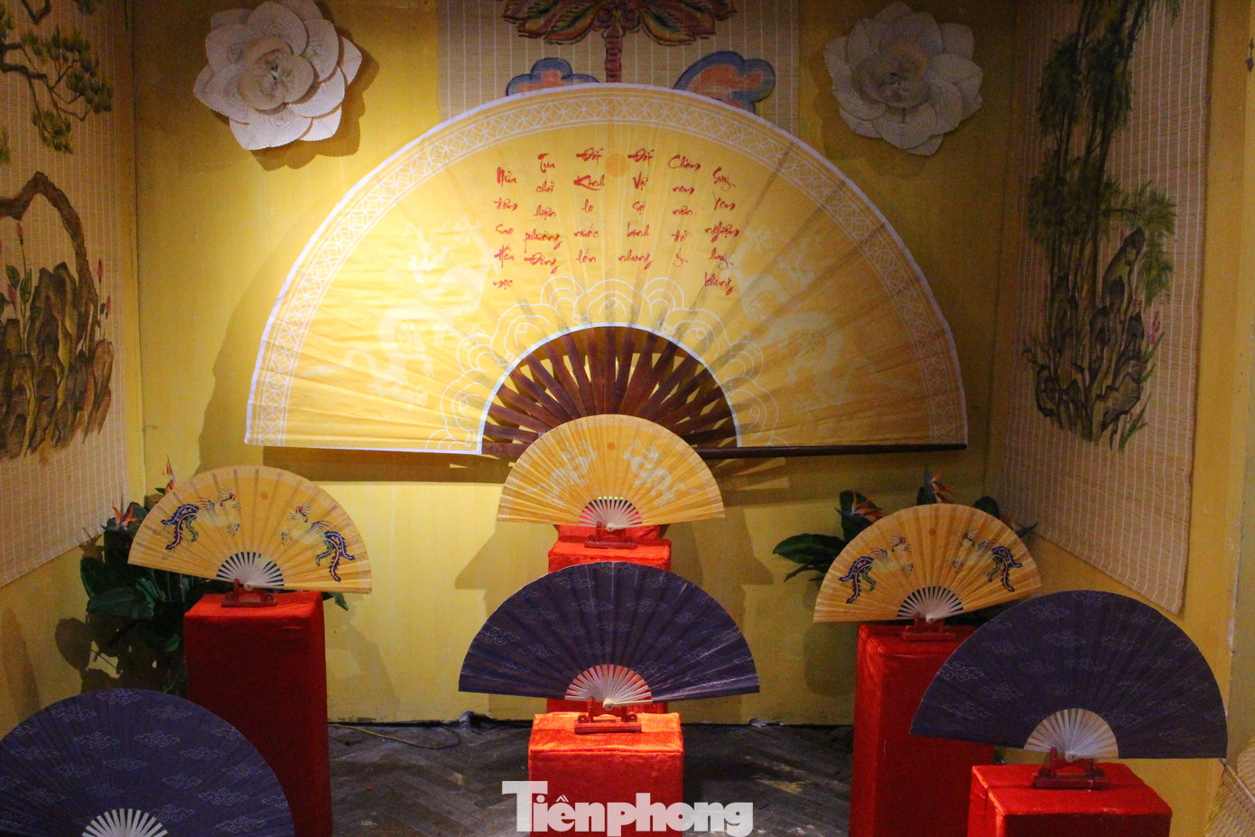 Triều đình đều tổ chức lễ ban quạt vào Tết Đoan Ngọ. Làng Đào Xá (nay thuộc huyện Ân Thi, Hưng Yên) được chọn là nơi làm ra những chiếc quạt quý để tiến cung với kỹ thuật tinh xảo, dành riêng cho vua, quan, quý tộc và thương nhân giàu có.