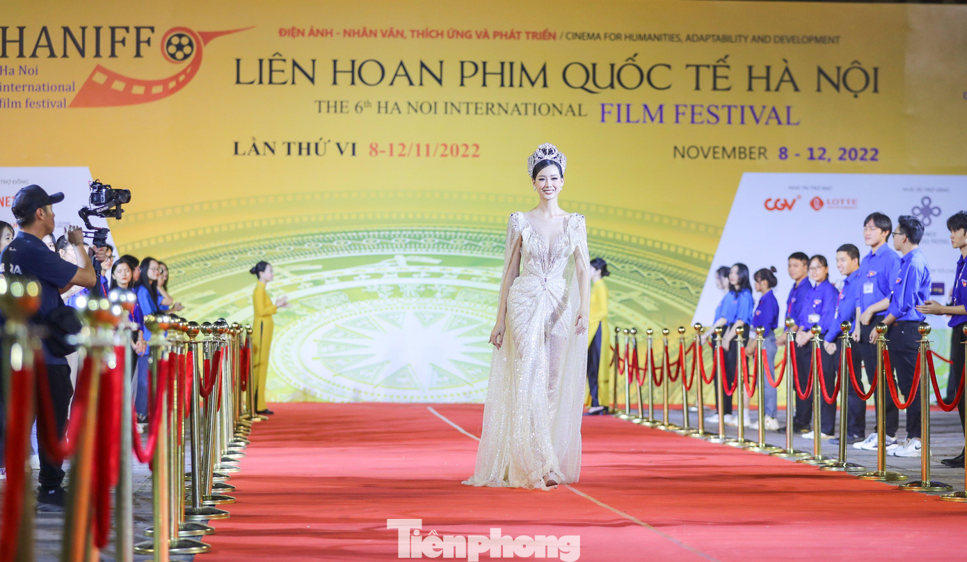 Hoa hậu Liên lục địa 2022 Lê Nguyễn Bảo Ngọc tới dự thảm đỏ lễ bế mạc liên hoan phim. Cô góp mặt tại sự kiện với vai trò khách mời trao giải. Ảnh: NHƯ Ý.