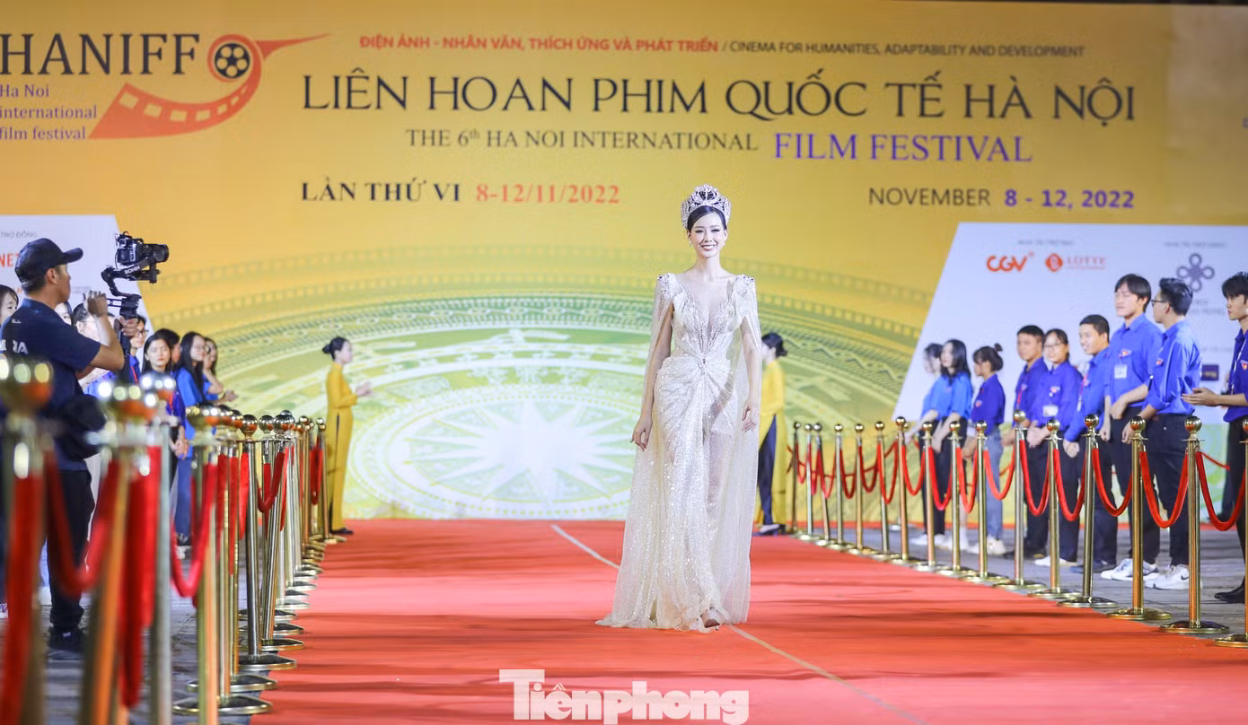 Hoa hậu Liên lục địa 2022 Lê Nguyễn Bảo Ngọc tới dự thảm đỏ lễ bế mạc liên hoan phim. Cô góp mặt tại sự kiện với vai trò khách mời trao giải. Ảnh: NHƯ Ý.