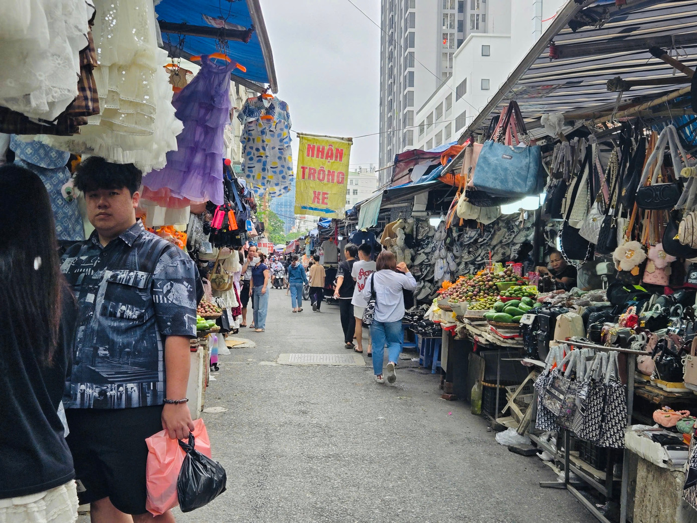 Chợ Nhà Xanh chủ yếu bán hàng cho sinh viên các đại học khu vực Cầu Giấy.