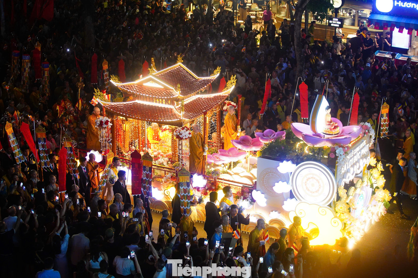 Những hình ảnh ấn tượng ở khu vực phố đi bộ Hồ Gươm tối 13/5.