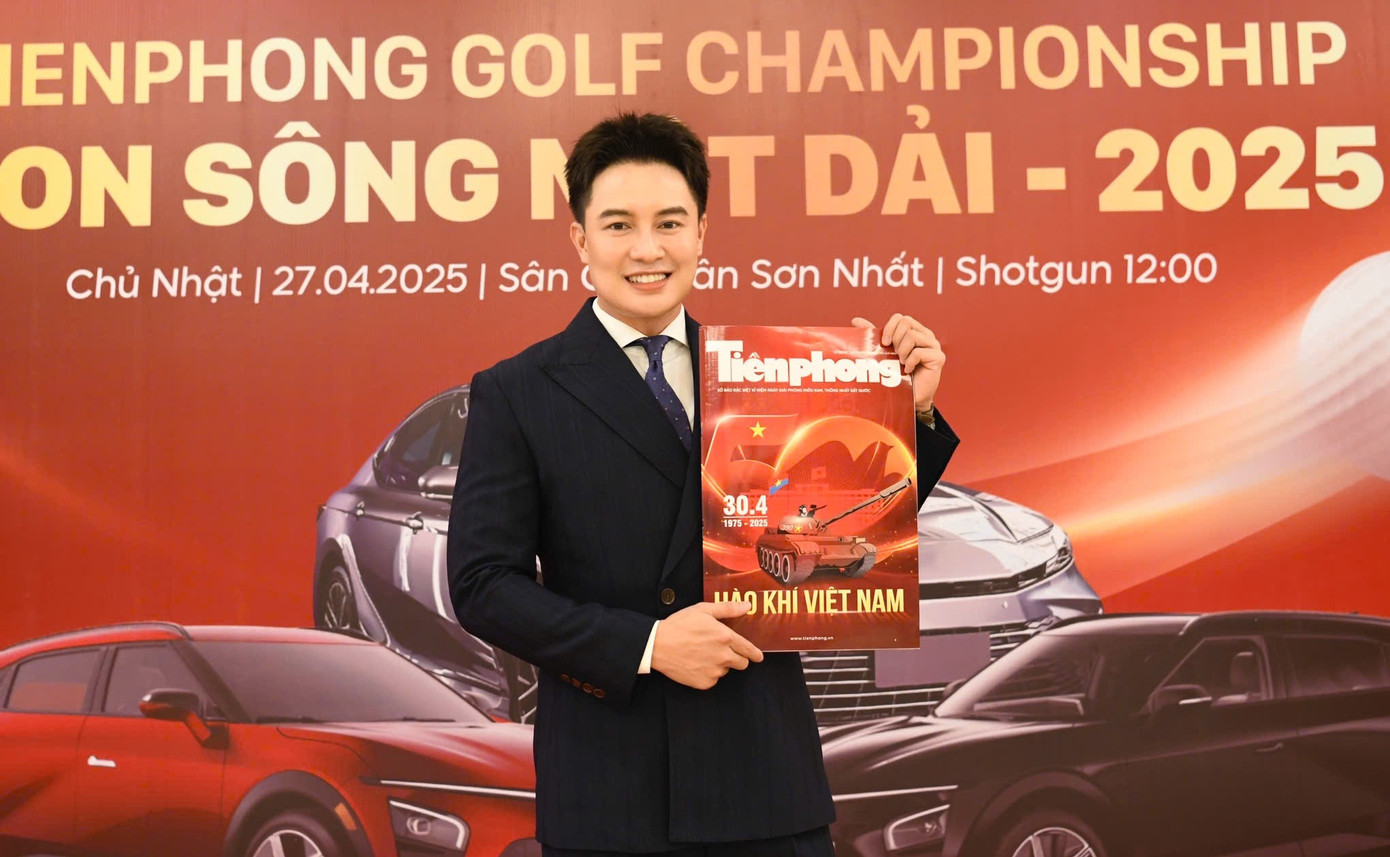 MC Phạm Thanh bày tỏ vinh dự khi dẫn dắt lễ trao giải Tiền Phong Golf Championship - Non sông một dải vào tối 27/4. Anh là gương mặt truyền hình quen thuộc với khán giả trên sóng Đài Truyền hình TP.HCM. Nam MC hoàn thành vai trò MC ở lễ trao giải tối 27/4 với phong thái tự tin, chuyên nghiệp.