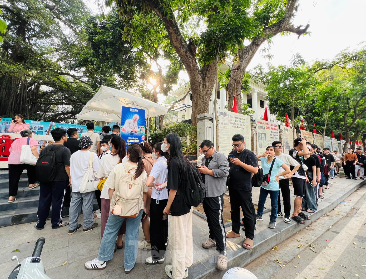 Hàng dài người trẻ đợi sẵn để tham quan triển lãm và nhận ấn phẩm đặc biệt về Chủ tịch Hồ Chí Minh. Hàng dài người trẻ đợi sẵn để tham quan triển lãm và nhận ấn phẩm đặc biệt về Chủ tịch Hồ Chí Minh.