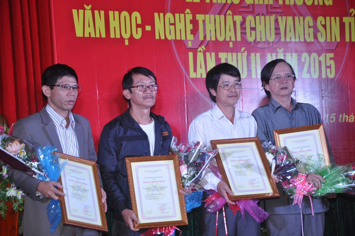 NSƯT Quang Dũng (ngoài cùng bên phải) nhận nhiều giải thưởng âm nhạc cho các sáng tác về Tây Nguyên. NSƯT Quang Dũng (ngoài cùng bên phải) nhận nhiều giải thưởng âm nhạc cho các sáng tác về Tây Nguyên.
