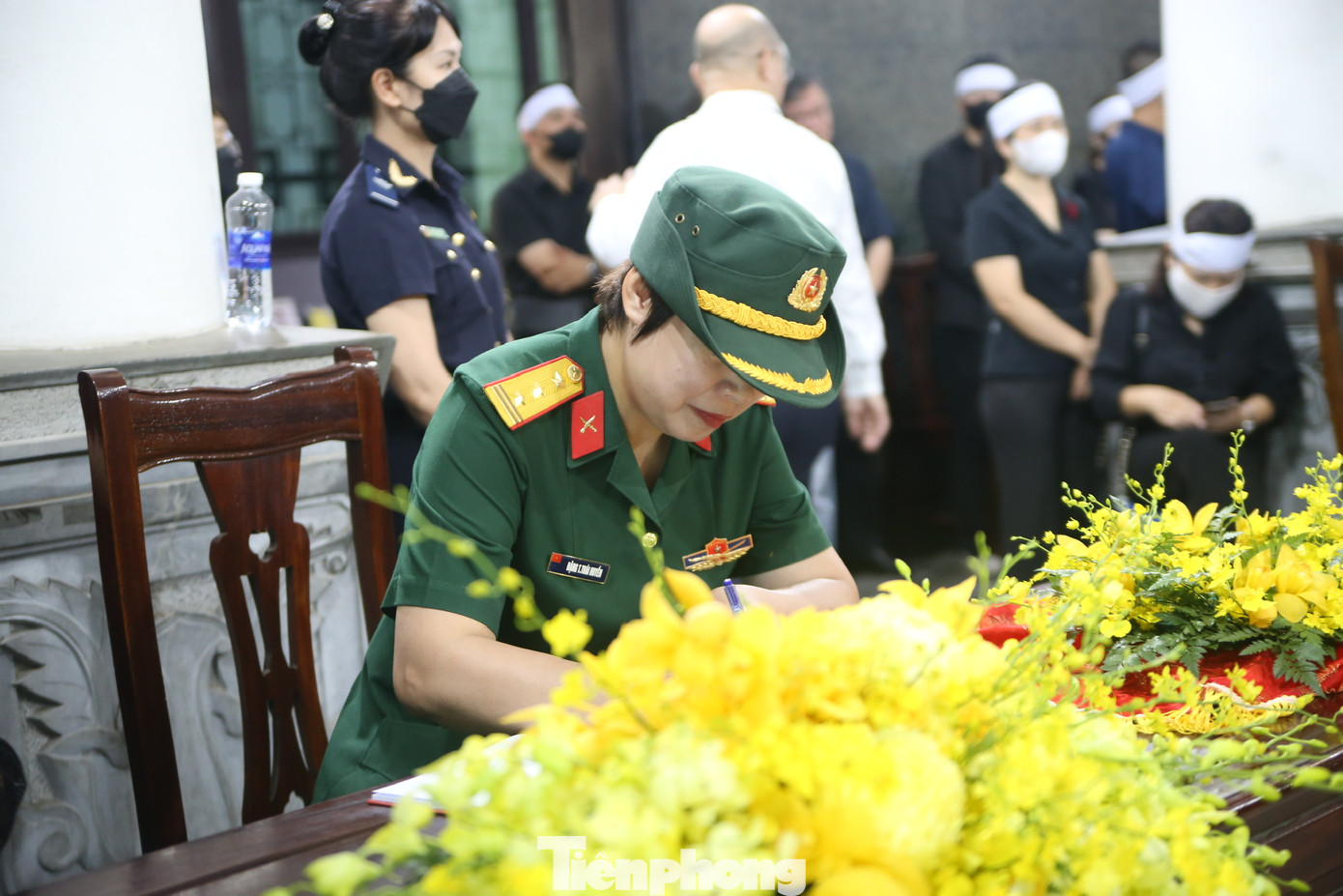 NSƯT Đặng Thái Huyền cùng thành viên hãng phim Điện ảnh Quân đội nhân dân viếng đạo diễn Nguyễn Khắc Lợi. NSƯT Đặng Thái Huyền cùng thành viên hãng phim Điện ảnh Quân đội nhân dân viếng đạo diễn Nguyễn Khắc Lợi.