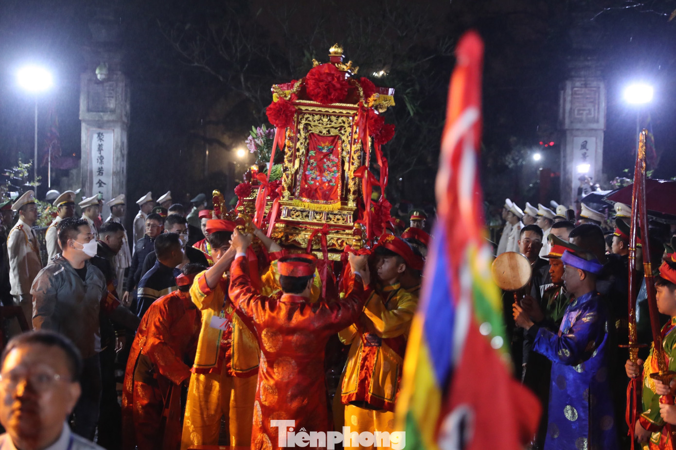 Lễ khai ấn đền Trần mở màn bằng nghi lễ rước kiệu ấn bắt đầu từ sân đền Hạ qua cổng chính tới đền Thượng. Ảnh: Trọng Tài.