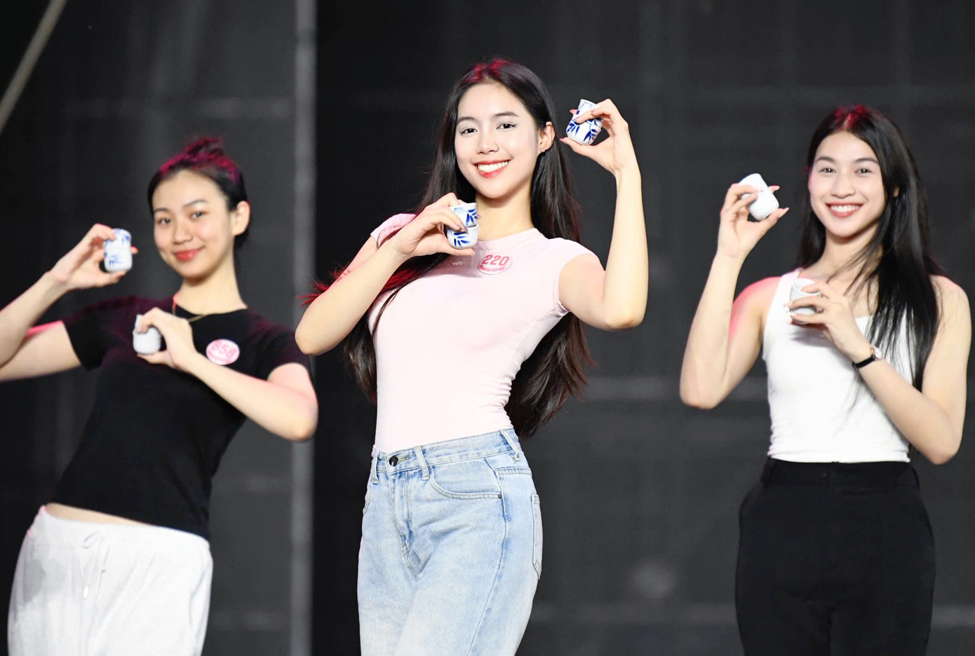 Thí sinh Hoa hậu Việt Nam luyện tập chăm chỉ trước chung kết. Ảnh: Trọng Tài.