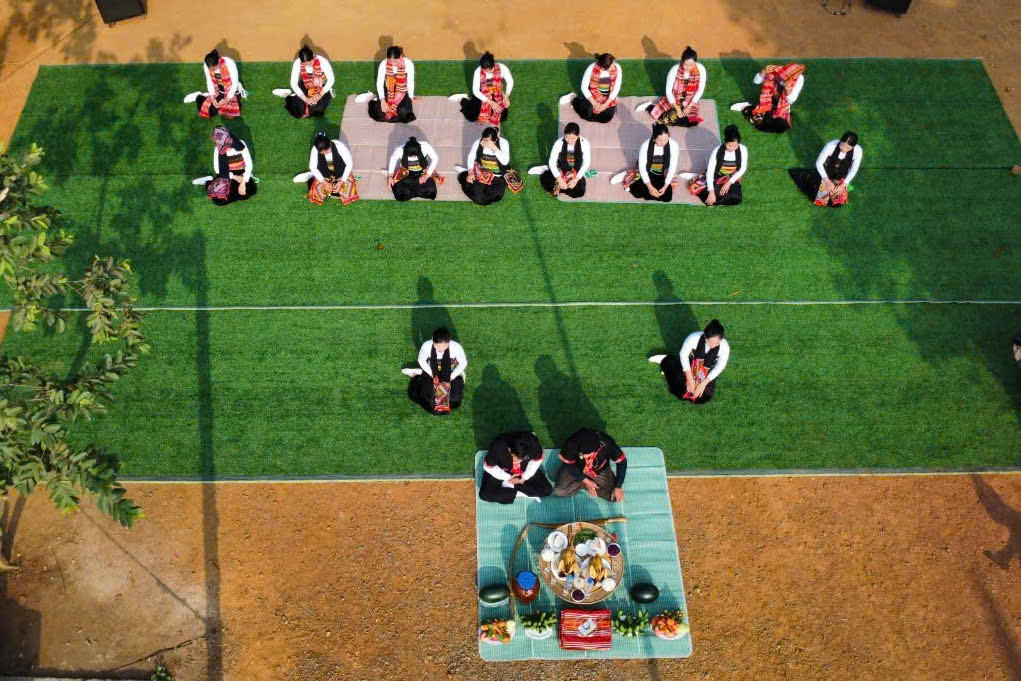 Lễ vật gồm gà trống, gà mái, lươn, khoai sắn, gạo nếp, rượu, trầu cau, tiền vàng mã...