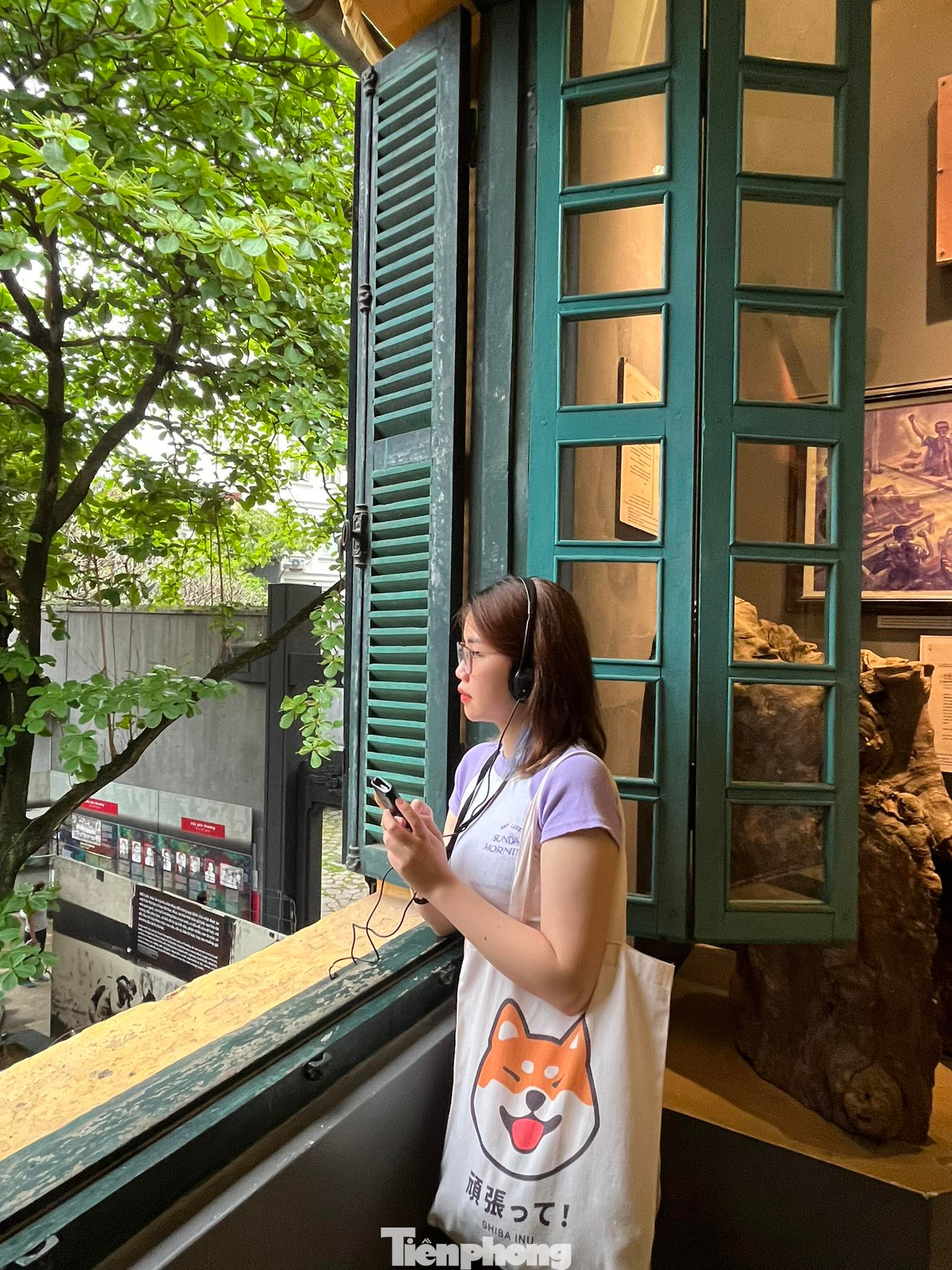 Du khách thích thú khi được nghe thuyết minh và trực tiếp tìm hiểu các hiện vật tại di tích. Ảnh: Ngọc Ánh.