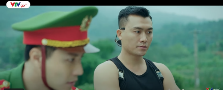 Phong và Vũ truy tìm thùng hàng bị tẩu tán. Phong và Vũ truy tìm thùng hàng bị tẩu tán.