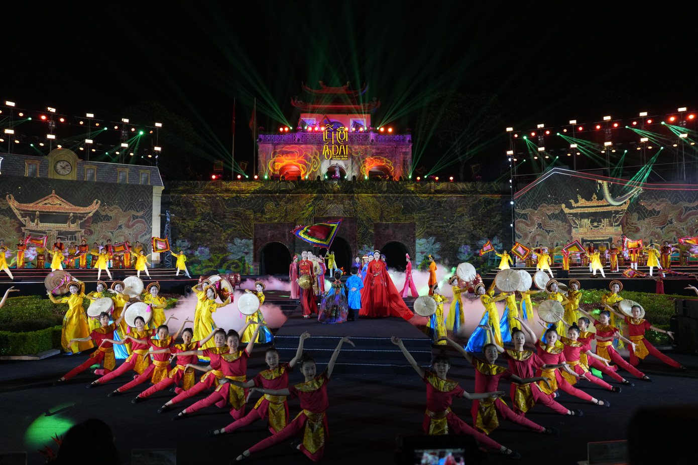 Lễ hội Áo dài Du lịch Hà Nội 2024 khai mạc tại Sân khấu Quảng trường Đoan Môn, di tích Hoàng thành Thăng Long (Hà Nội) tối 4/10. Lễ khai mạc lấy chủ đề "Hà Nội - Tinh hoa Áo dài".