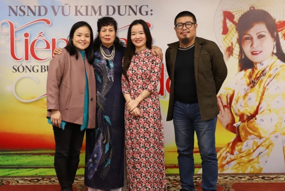 NSND Kim Dung (thứ hai từ trái sang) tại chương trình giao lưu do Đài Tiếng nói Việt Nam tổ chức năm 2023. NSND Kim Dung (thứ hai từ trái sang) tại chương trình giao lưu do Đài Tiếng nói Việt Nam tổ chức năm 2023.