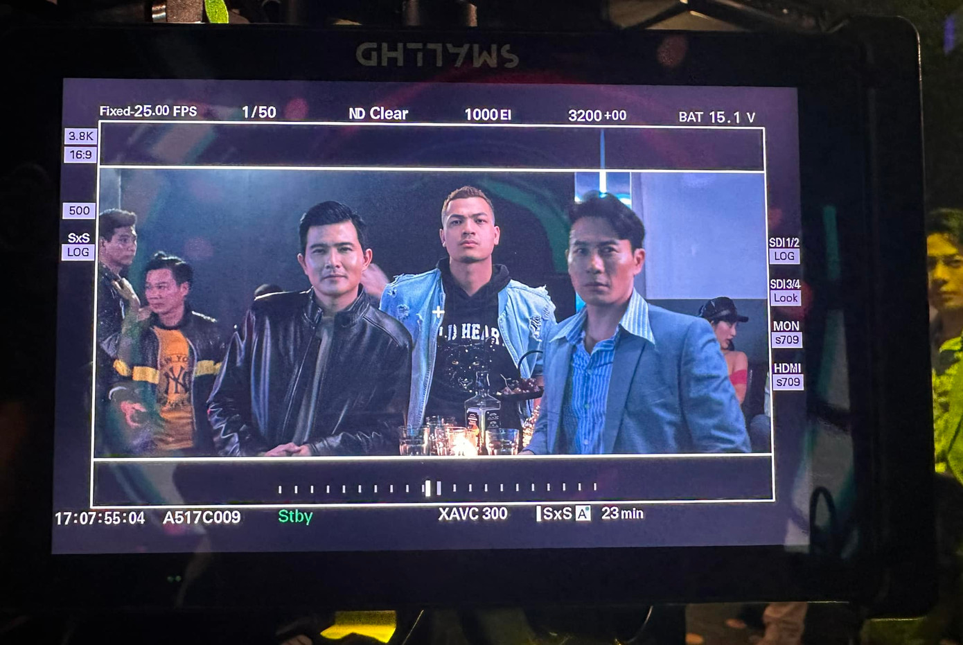 Diễn viên Vũ Tuấn Việt (giữa) cùng hai bạn diễn Quang Sự (trái) và Thanh Long. Diễn viên Vũ Tuấn Việt (giữa) cùng hai bạn diễn Quang Sự (trái) và Thanh Long.