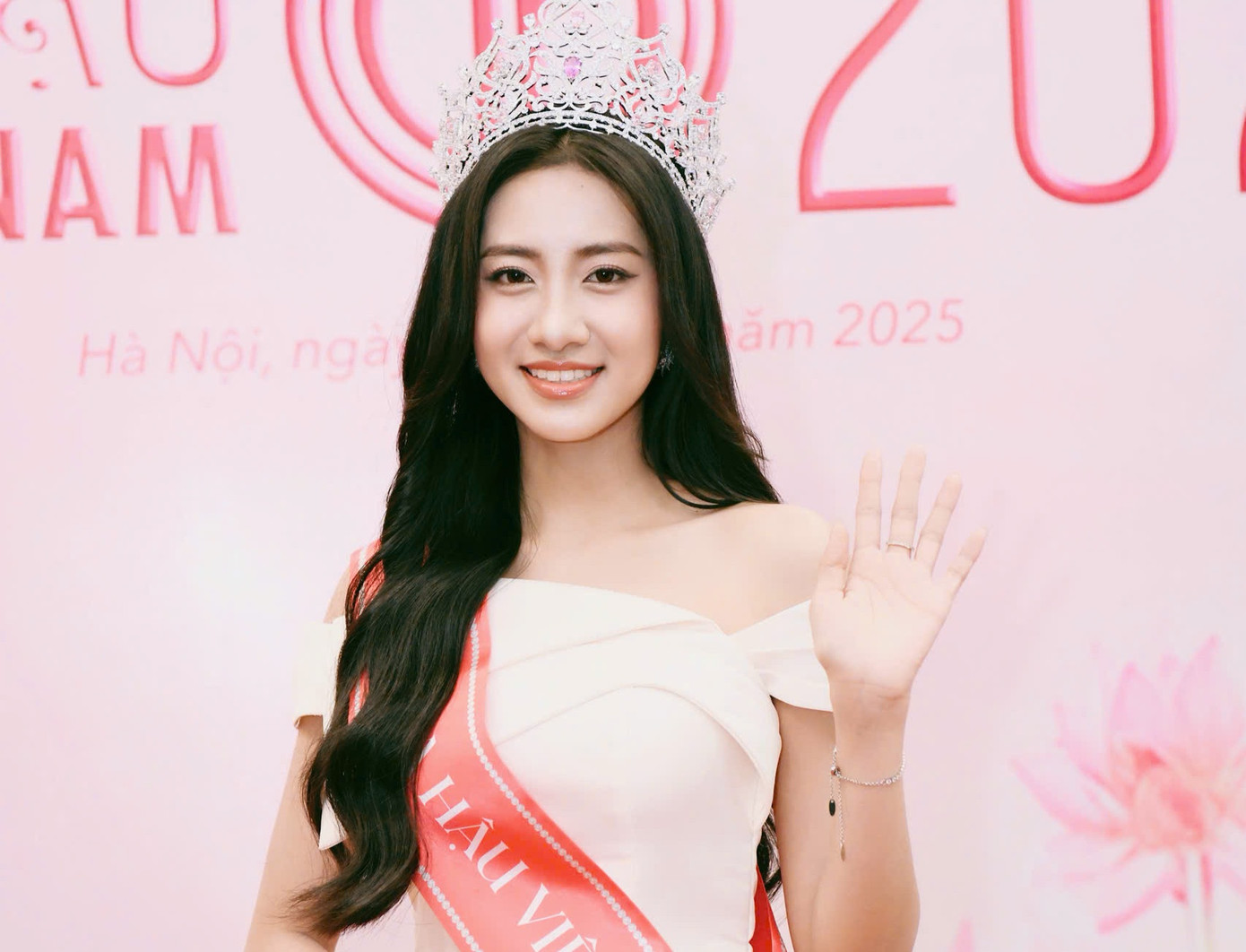 Hoa hậu Việt Nam 2024 Hà Trúc Linh khoe nhan sắc rạng rỡ.