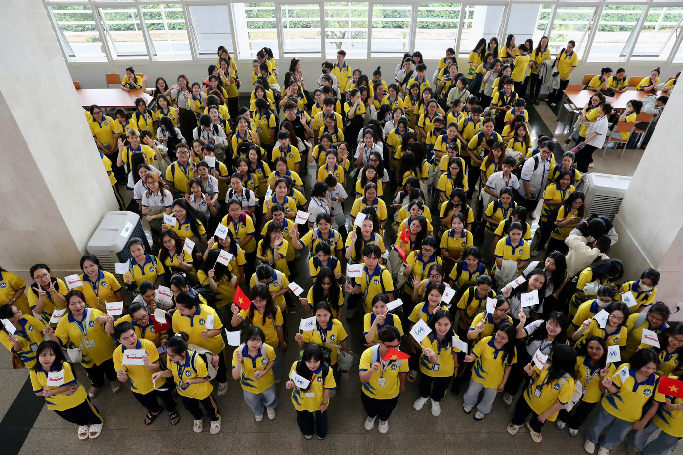 Tôi háo hức và mong chờ khoảnh khắc Hà Trúc Linh và 2 á hậu về trường. Tôi cảm thấy vui và tự hào khi Hà Trúc Linh giành vương miện Hoa hậu Việt Nam 2024. Chúng tôi tin vào khả năng của Linh và luôn cổ cho Linh trong suốt thời gian qua”, bạn thân Hoa hậu Hà Trúc Linh nói.