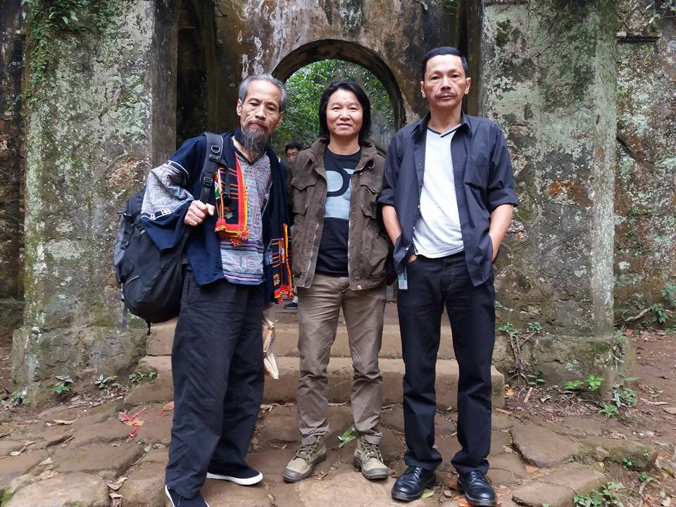 Nghệ sĩ Chu Hùng (ngoài cùng bên trái) cùng diễn viên Anh Thái và NSND Trung Anh tại bối cảnh quay Người phán xử.