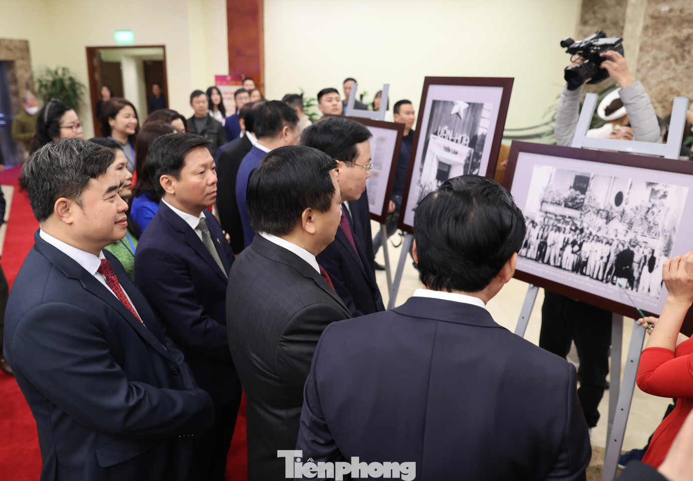 Triển lãm trưng bày nhiều hình ảnh về thành tựu trong gìn giữ, phát huy giá trị di sản, bản sắc văn hóa Việt Nam như Nghệ thuật Xòe Thái được UNESCO ghi danh vào danh sách Di sản văn hóa phi vật thể đại diện của nhân loại. Những hình ảnh này sẽ được lưu giữ lại để minh chứng cho việc Xòe Thái từ đây không chỉ là niềm tự hào của cộng đồng người Thái, mà đã và đang trở thành niềm tự hào của cả dân tộc Việt Nam hôm nay và mai sau, những hình ảnh nghệ thuật làm gốm của người Chăm được UNESCO ghi danh vào danh sách Di sản văn hóa phi vật thể cần được bảo vệ khẩn cấp. Ảnh: Như Ý.